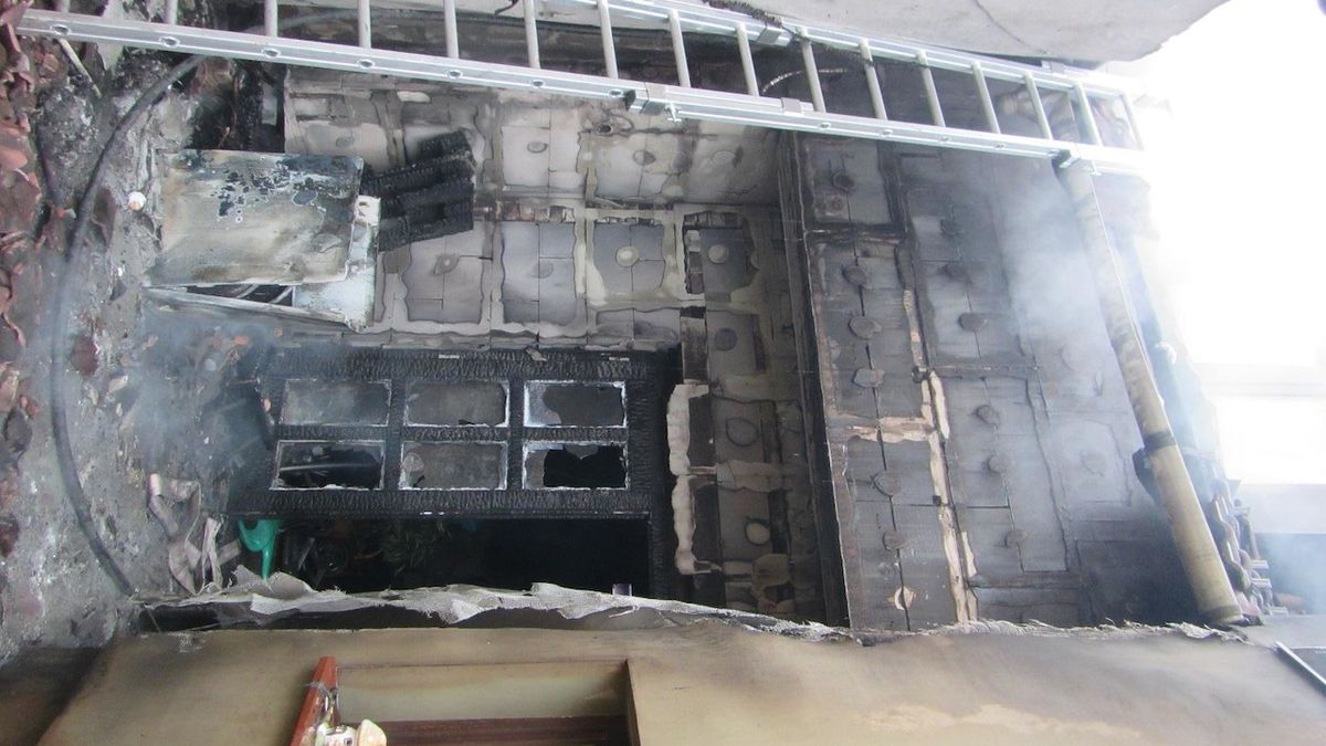 Muž na Uherskohradišťsku odhodil žhavý popel do popelnice, shořela mu část střechy